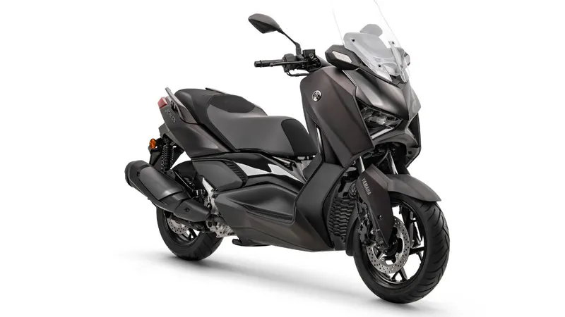 Yamaha lança nova XMAX 300 Connected no Brasil com painel conectado e motor de 300 cc