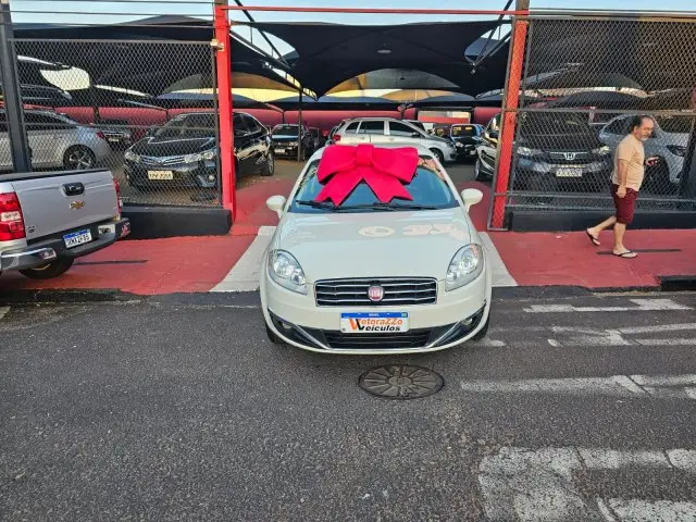 Carro Fiat Linea 2016 Essence 1.8 16V (Flex)