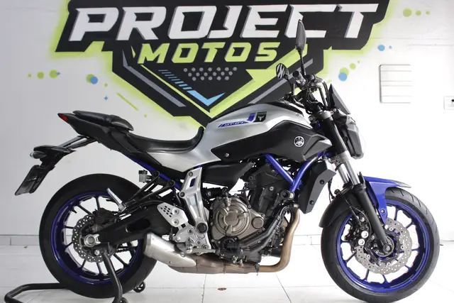 Carro Yamaha MT-07 2017 STD