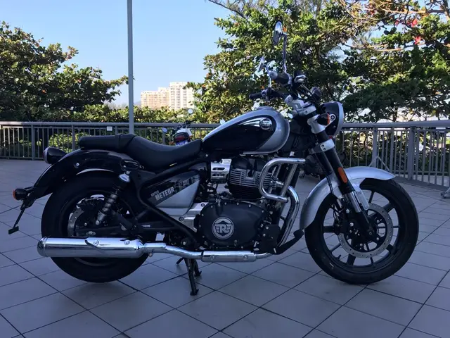Carro Royal Enfield Super Meteor 2025 Astral