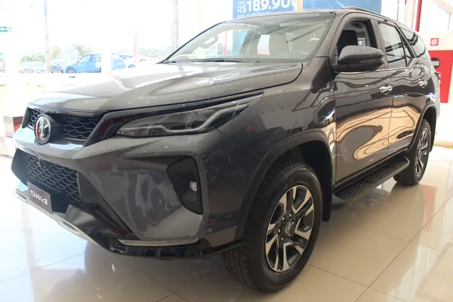 Carro Toyota SW4 2025 SRX Platinum 2.8 Turbodiesel 4x4 (Aut.) (7 Lugares)