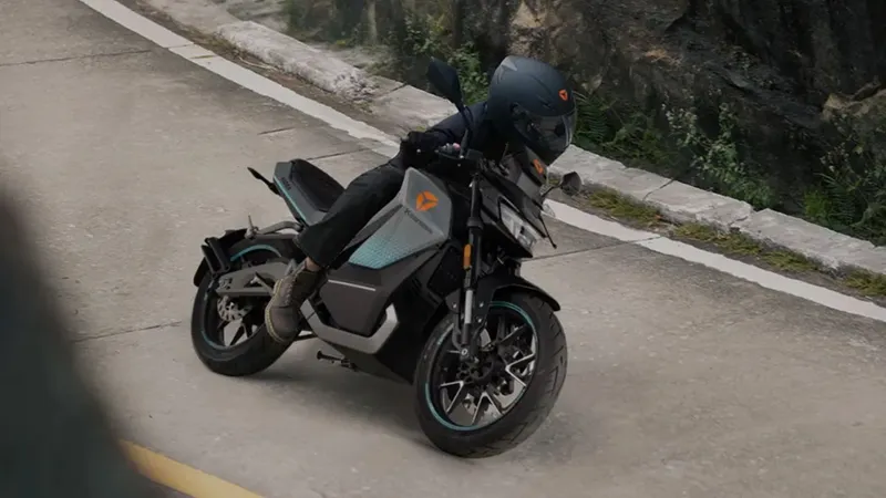 Nova marca chinesa chega ao Brasil com moto que anda sozinha e scooters elétricas