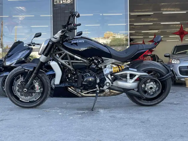 Carro Ducati Diavel 2022 1260S