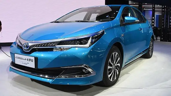 Versão pouco conhecida do sedan médio japonês utiliza a mesma motorização de hatch que foi vendido aqui