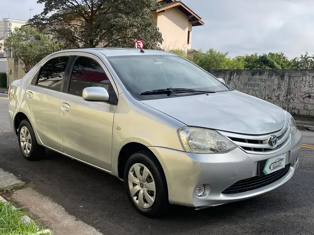 Carro Toyota Etios Sedan 2013 XS 1.5 (Flex)