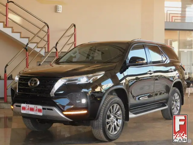 Carro Toyota SW4 2022 SRX 2.8 turbodiesel 7L 4x4 (Aut)