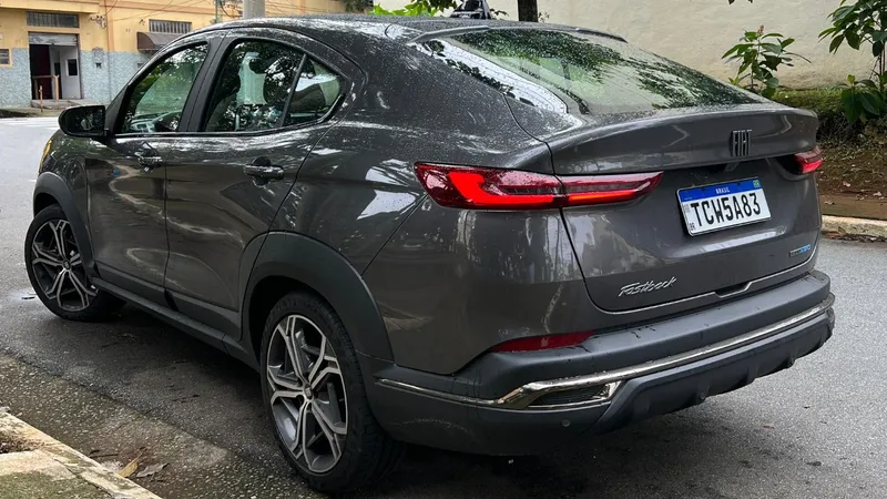 Fiat Fastback híbrido vende mais que BYD Song Pro em maio