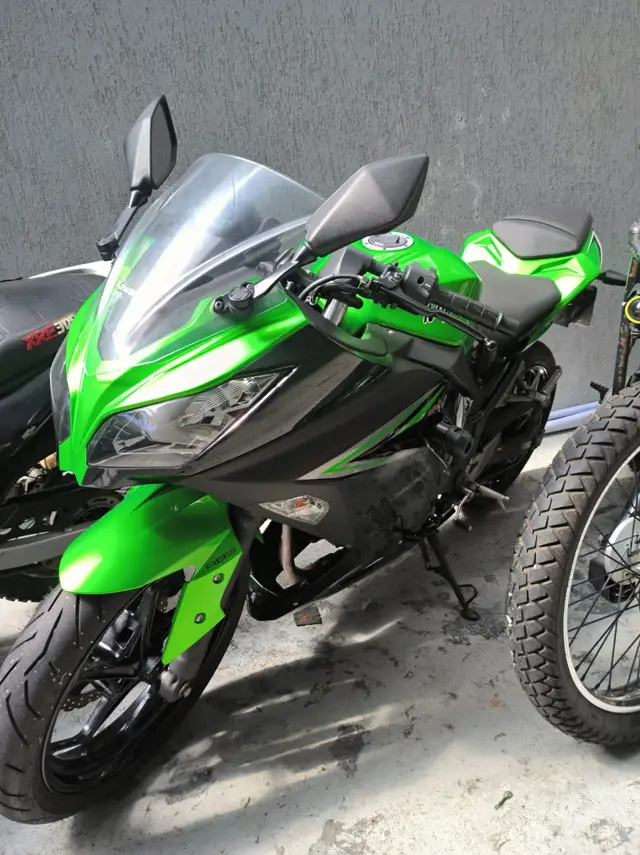 Moto Kawasaki Ninja 2023 300