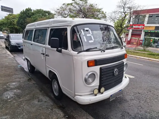 Carro Volkswagen Kombi 2013 Lotação 1.4 (Flex)
