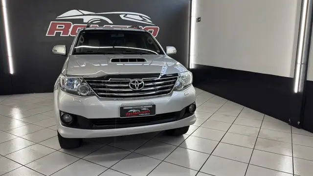 Carro Toyota Hilux SW4 2012 SRV 3.0 4X4 (7 Lugares)