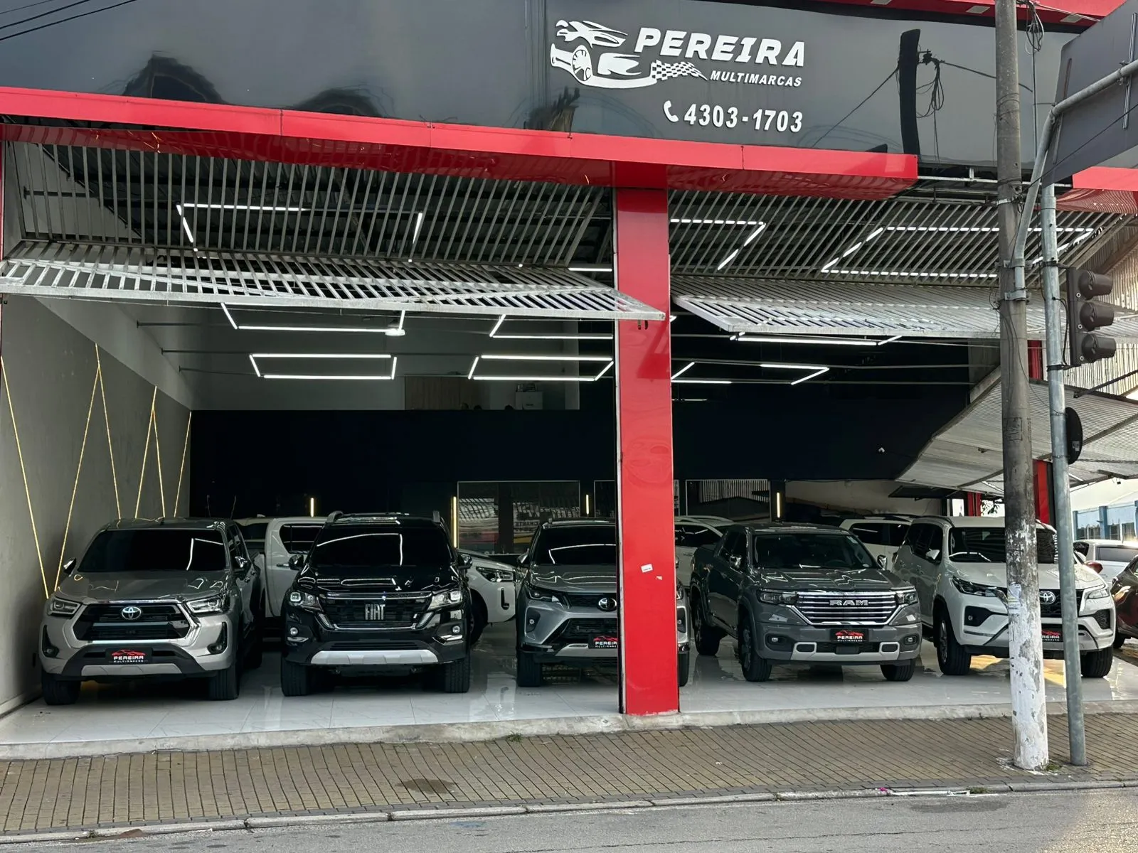 Fachada da loja Veículos à venda em PEREIRA MULTIMARCAS - Carapicuíba - SP | Mobiauto