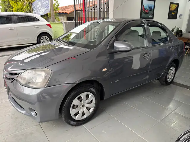 Carro Toyota Etios Sedan 2014 X 1.5 (Flex)