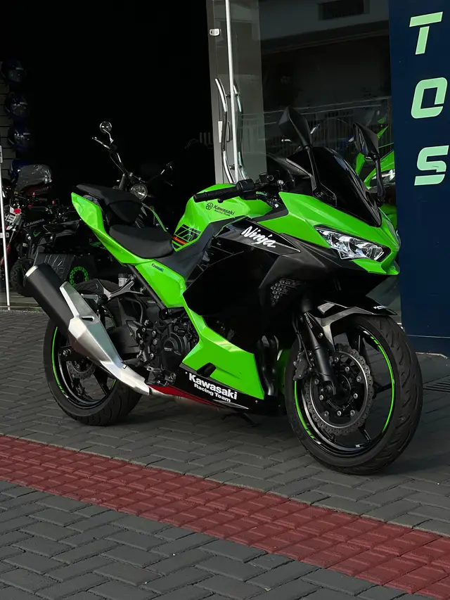 Moto Kawasaki Ninja 2023 400