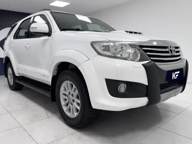 Carro Toyota Hilux SW4 2013 SRV 3.0 4X4 (7 Lugares)