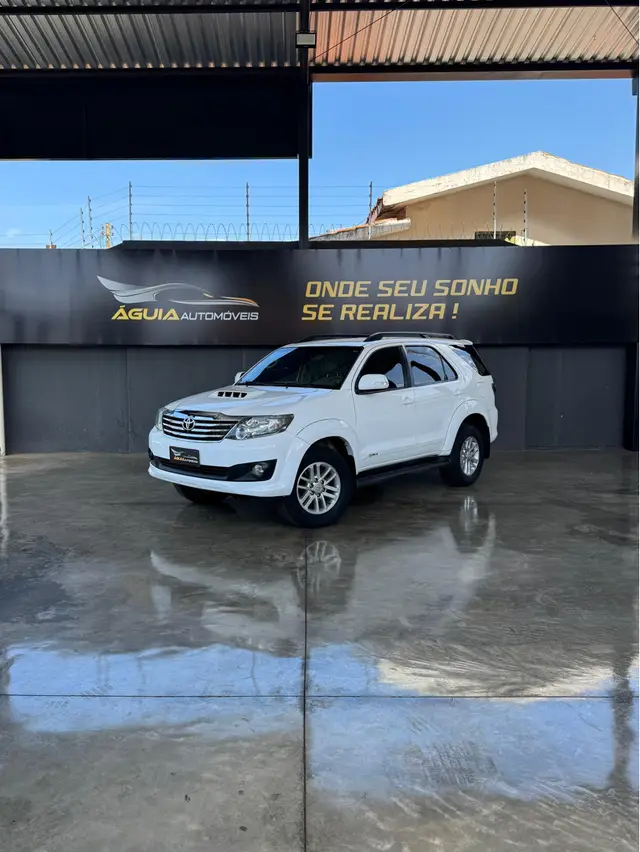 Carro Toyota Hilux SW4 2013 SRV 3.0 4X4 (7 Lugares)