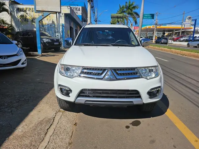 Carro Mitsubishi Pajero Dakar 2015 3.2 HPE 4WD (Aut)