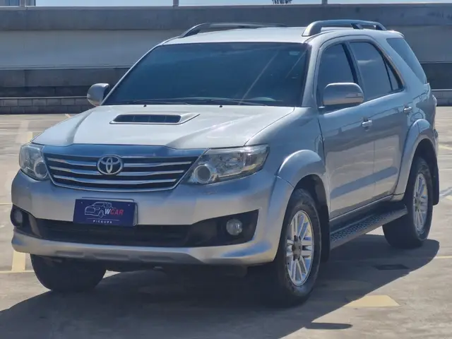 Carro Toyota Hilux SW4 2013 SRV 3.0 4X4 (7 Lugares)
