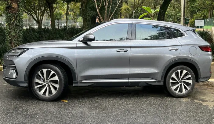Condução semiautônoma está disponível como item de série para modelos chineses na faixa de R$ 110 mil