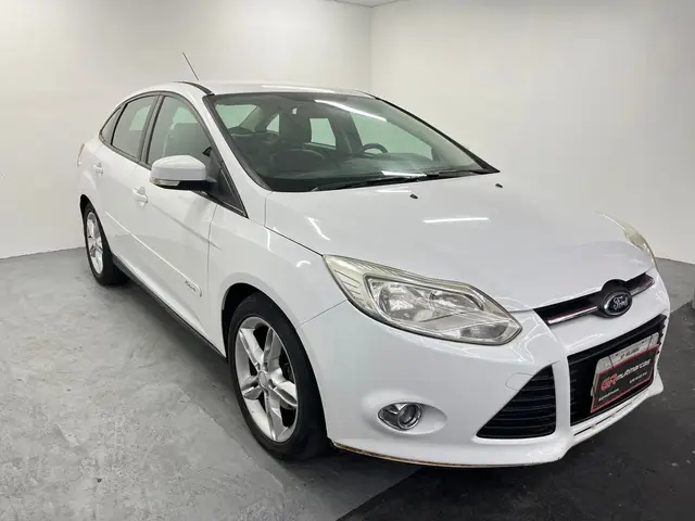 Carro Ford Focus Sedan 2015 SE 2.0 16V PowerShift (Aut)