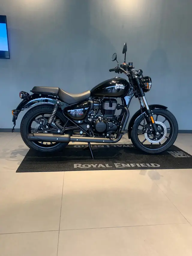 Carro Royal Enfield Meteor 350 2025 Fireball