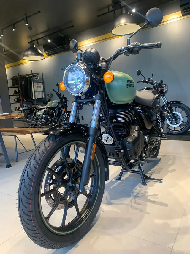 Carro Royal Enfield Meteor 350 2025 Fireball