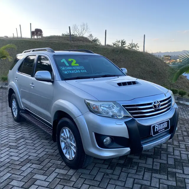 Carro Toyota Hilux SW4 2012 SRV 3.0 4X4 (7 Lugares)