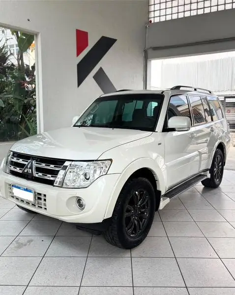 Carro Mitsubishi Pajero Full 2013 HPE 3.8 3p