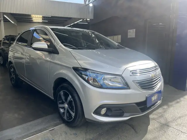 Carro Chevrolet Onix 2015 1.4 LT SPE/4 (Aut)