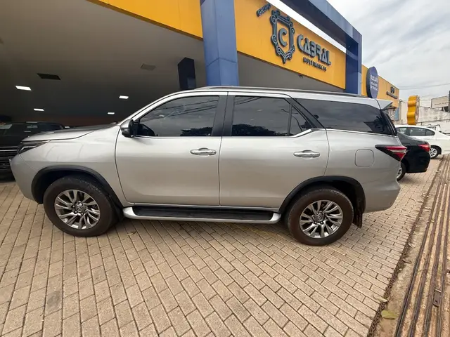 Carro Toyota SW4 2022 SRX 2.8 turbodiesel 7L 4x4 (Aut)