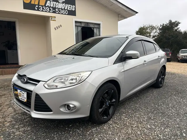 Carro Ford Focus Hatch 2015 SE 2.0 16V PowerShift