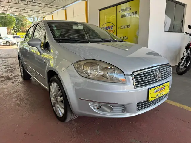 Carro Fiat Linea 2011 Absolute 1.8 16V Dualogic (Flex)