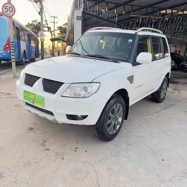 Carro Mitsubishi Pajero TR4 2015 2.0 16V 4x2 (Flex)
