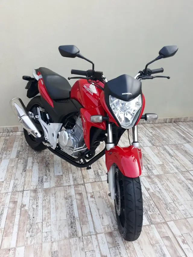 Carro Honda CB 300R 2014 Standard