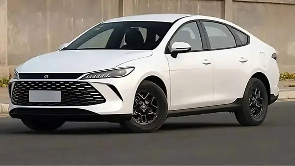Marca chinesa deu o primeiro passo para trazer o sedan híbrido maior que o Toyota Corolla