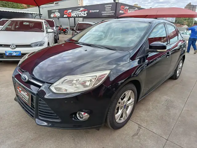 Carro Ford Focus Hatch 2014 SE Plus 2.0 16V PowerShift