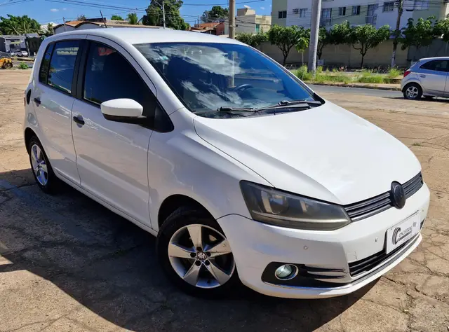 Carro Volkswagen Fox 2015 Trendline 1.0 TEC (Flex)