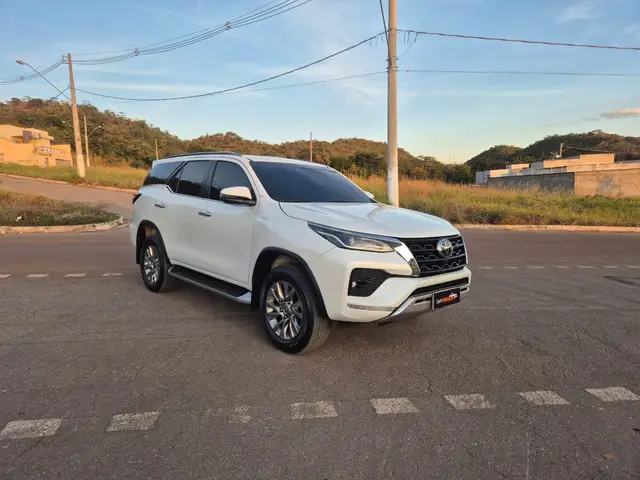 Carro Toyota Hilux SW4 2023 SRX 2.8 turbodiesel 7L 4x4 (Aut)