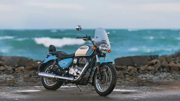 Nova versão da custom indiana aposta em visual retrô com rodas raiadas e detalhes cromados