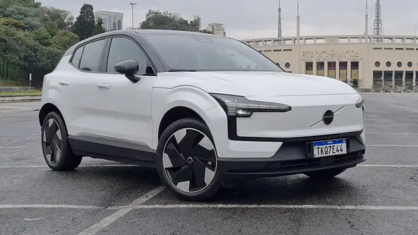 Elétrico impressiona em desempenho e tecnologia, mas sua ergonomia demanda tempo para se acostumar