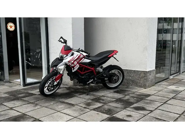 Carro Ducati Hypermotard 2015 821