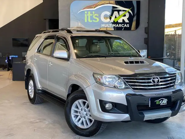 Carro Toyota Hilux SW4 2013 SRV 3.0 4X4 (7 Lugares)