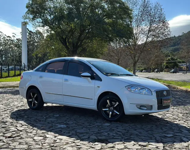Carro Fiat Linea 2013 Essence 1.8 16V (Flex)