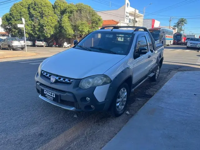 Carro Fiat Strada 2013 Adv. M. March. 1.8 Flex 16V CD