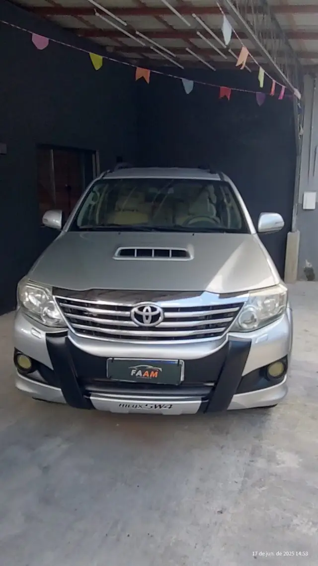 Carro Toyota Hilux SW4 2013 SRV 3.0 4X4 (7 Lugares)