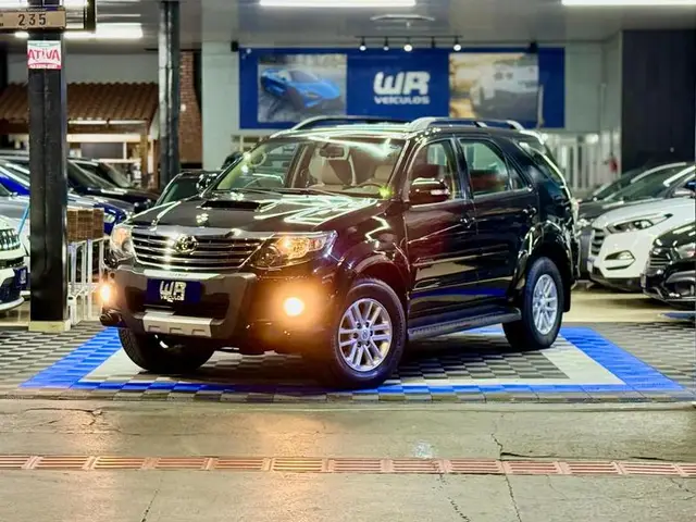 Carro Toyota Hilux SW4 2013 SRV 3.0 4X4 (7 Lugares)