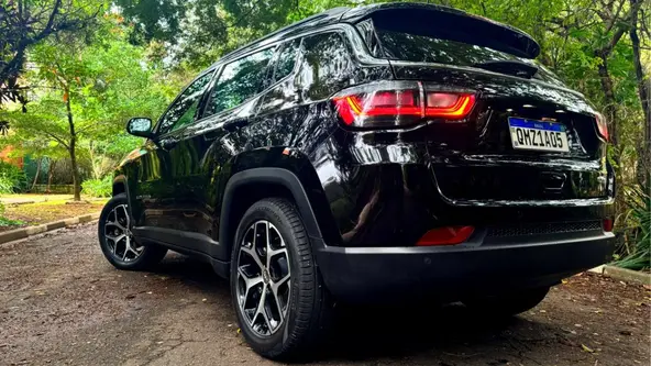 Versão intermediária do SUV médio tem bom nível de equipamentos, de conforto e segurança