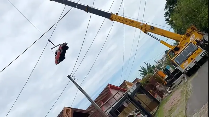 Como uma briga de vizinhos fez este Corcel ser içado a 40 m de altura 