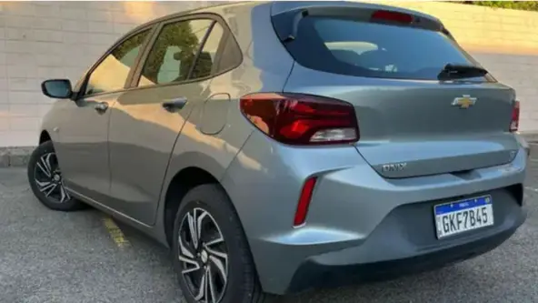 Prestes a apresentar a linha 2026 do hatch e do SUV, Chevrolet faz queima de estoque dos modelos da linha 2025