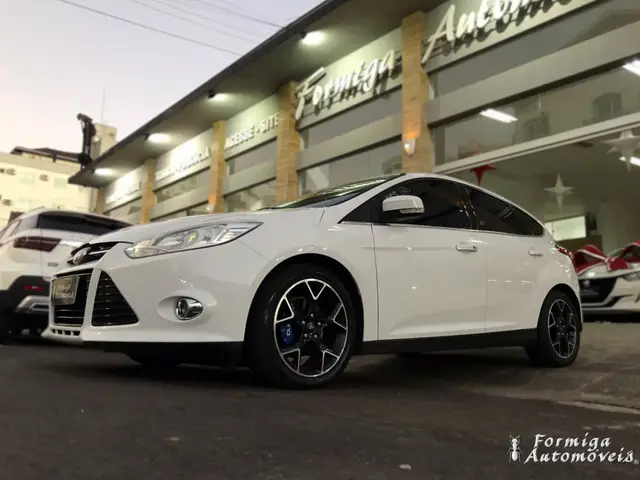 Carro Ford Focus Hatch 2015 SE Plus 2.0 16V PowerShift