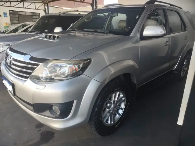 Carro Toyota Hilux SW4 2013 SRV 3.0 4X4 (7 Lugares)